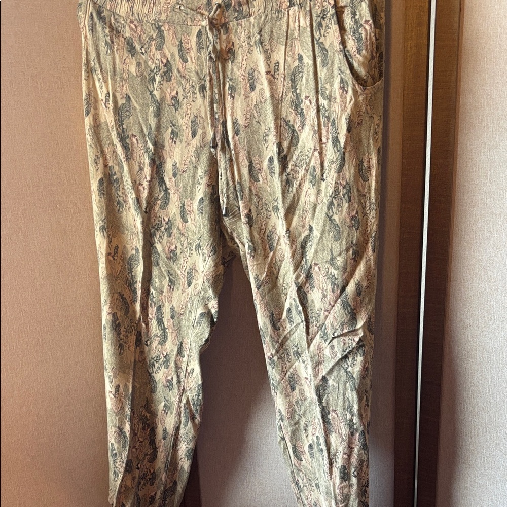 FINAL MARKDOWN American Rag Floral Joggers large
